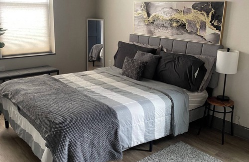 Stuart Apartment | Charming 1-bedroom apartment with WiFi and AC in Kalamazoo