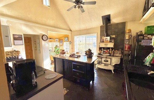 Plush House | Charming 1-bedroom house in Plush