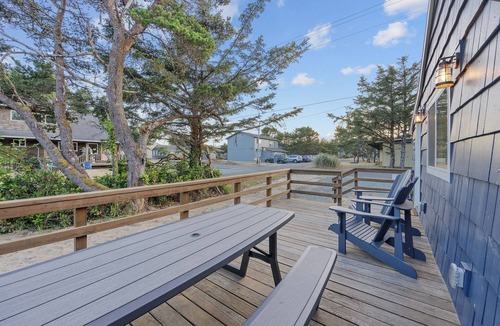 Rockaway Beach Cabin | Charming 2-bedroom cabin in enchanting Rockaway Beach with WiFi