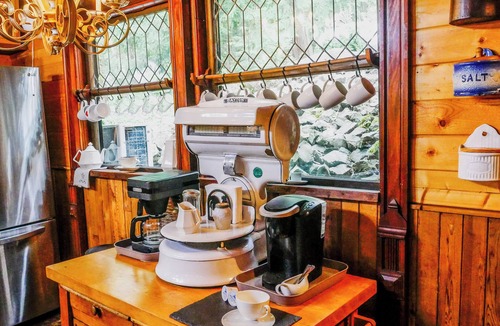 Kelso House | Charming 2-bedroom A-Frame log cabin house with WiFi, AC in Kelso