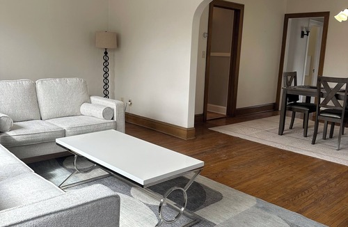 Macalester - Groveland Apartment | Charming 2-bedroom apartment in Saint Paul. Near MAC, UST, St. Kate's.
