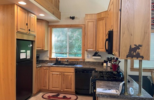 Paradise Estates Cabin | Charming 2-bedroom cabin with AC and WiFi in wonderful Ashford