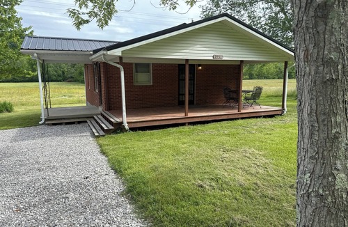 Waynesburg Cottage | Charming 2-bedroom cottage in Brodhead with WiFi and AC