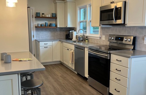 Buchanan Cottage | Charming 2-bedroom cottage in Buchanan with AC, WiFi, Centrally located!