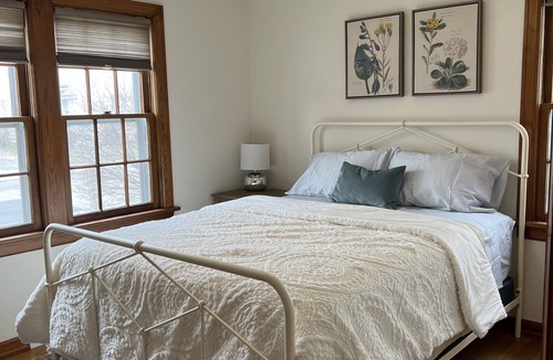 Findlay Cottage | Charming 2 bedroom cottage close to downtown
