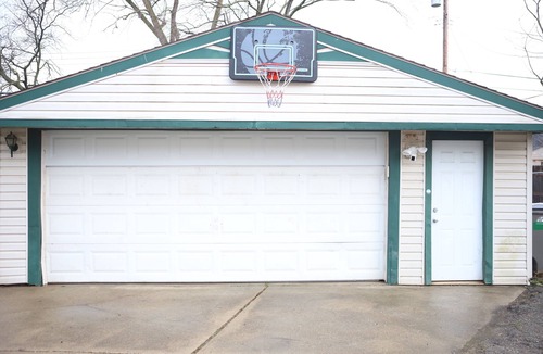 Inkster House | Charming 2-bedroom Cozy home with A/C and free wifi