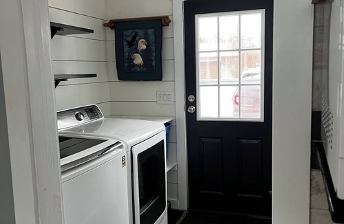 Coldwater House | Charming 2-bedroom house on Lake Lavine