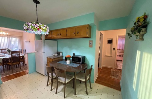 Queens House | Charming 2-bedroom house in Queens with WiFi and AC