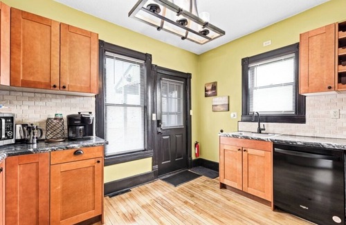 Ashland House | Charming 2-Bedroom Pet-Friendly Home Walkable to Downtown, Murals & Coffeehouse