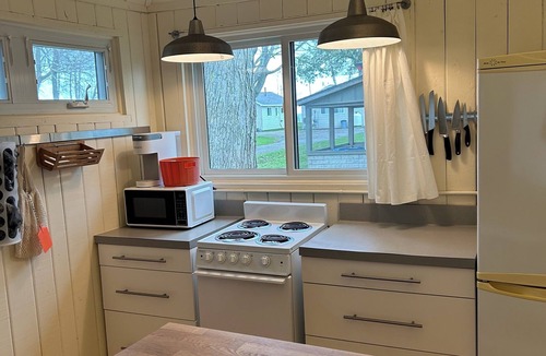 Tawas City Cottage | Charming 2-bedroom Scandinavian cottage in welcoming Tawas City with AC
