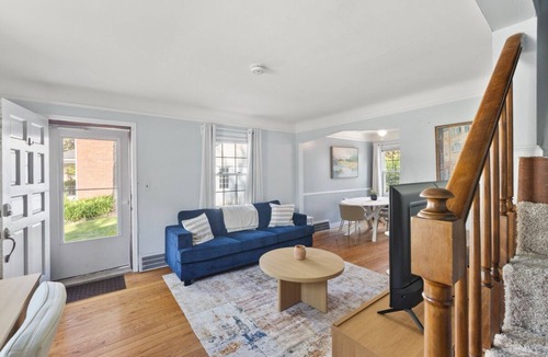 Royal Oak House | Charming 2-bedroom townhome 2 min from Downtown Royal Oak Will take long Stays!