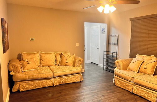 Detroit House | Charming 2-bedroom upper duplex in fabulous Detroit minutes from downtown!