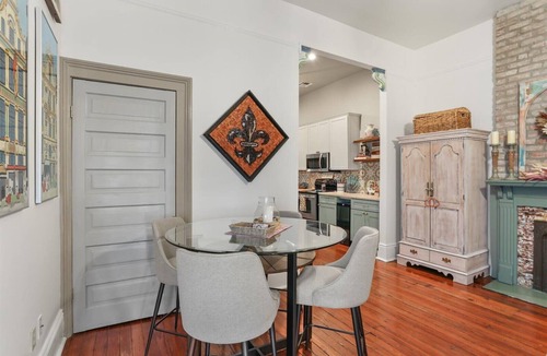West Riverside Condo | Charming 2-bedroom Executive Stay Apartment on Parade Route Uptown New Orleans