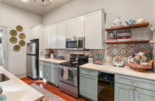 West Riverside Condo | Charming 2-bedroom Executive Stay Apartment on Parade Route Uptown New Orleans