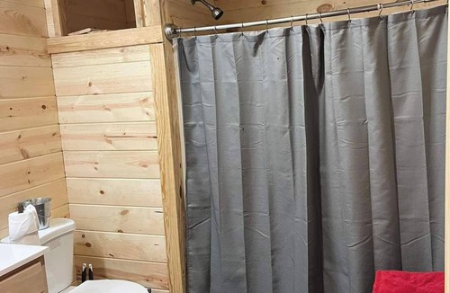 Poughkeepsie House | Charming 2-bedroom cabin with AC in cozy Poughkeepsie