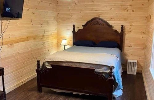 Poughkeepsie House | Charming 2-bedroom cabin with AC in cozy Poughkeepsie