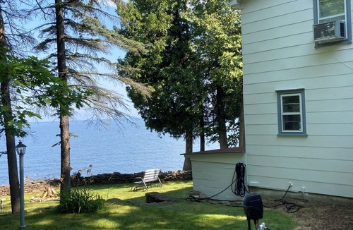 Sturgeon Bay Cottage | Charming 2-bedroom cottage directly on the bay of Sturgeon Bay