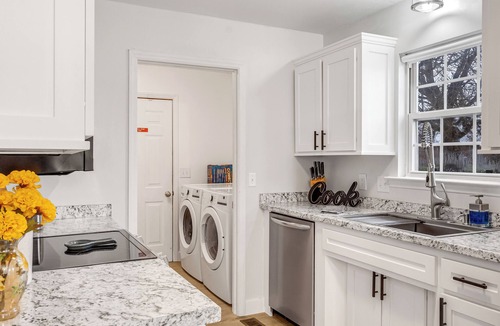 Murfreesboro House | Charming, 2 King beds, fire pit, 72" smart TV, Welcoming