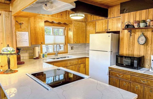 Oregon Water Wonderland Cabin | Charming 2-story chalet with deck, wood stove, Deschutes River access