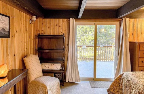 Oregon Water Wonderland Cabin | Charming 2-story chalet with deck, wood stove, Deschutes River access