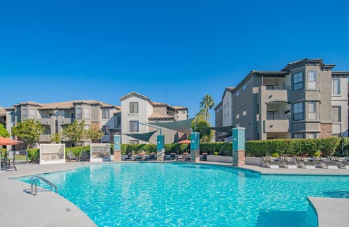 Glendale Sports and Entertainment District Apartment | Charming 2B King Bed with Pool Hot Tub, Gym, Parking