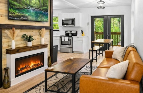Paradise Estates Cabin | Charming 3-bedroom cabin near Mt. Rainier with AC-Hot Tub-WiFi