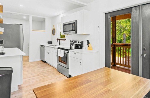 Paradise Estates Cabin | Charming 3-bedroom cabin near Mt. Rainier with AC-Hot Tub-WiFi