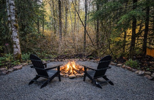 Paradise Estates Cabin | Charming 3-bedroom cabin near Mt. Rainier with AC-Hot Tub-WiFi