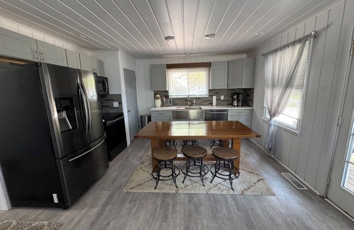 Silver Lake Cottage | Charming 3-bedroom cottage in Mears with AC