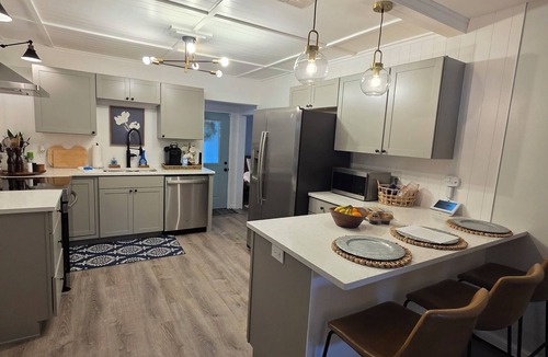 Bainbridge House | Charming 3-bedroom house in beautiful Bainbridge with AC, Wi-Fi