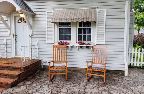 Middlebury House | Charming 3-bedroom house located on Main Street in Downtown Middlebury