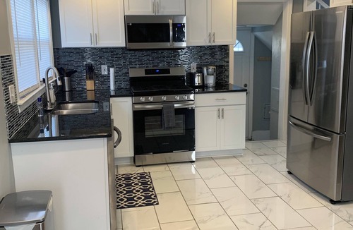 Detroit House | “Charming 3-Bedroom Hideaway – Your Home Away from Home Awaits!”