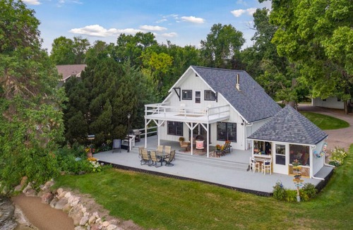 Independence Cabin | Charming 3 Bedroom lakehome steps from the beach!