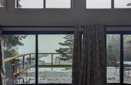 Silver Lake House | Charming 3-bedroom 2 Bath Lakehouse with AC and Wi-Fi located on Silver Lake
