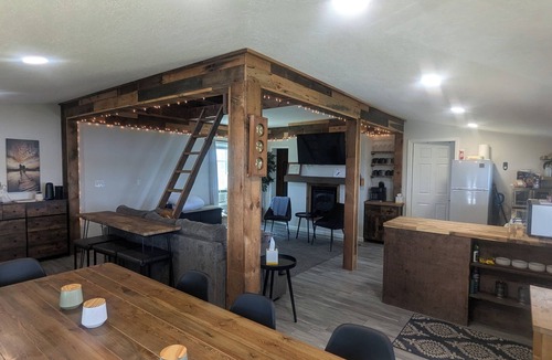 Tawas City Cottage | Charming 4-bedroom cottage ON Tawas Lake Pet, kid-friendly. Great Bird watching!