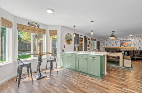 Troutdale House | Charming 4-bedroom house with entertainment and hot tub in Troutdale