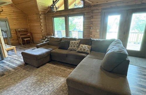 Doniphan Cabin | Charming and spacious 7-bedroom cabin with many accomadations on Current River.