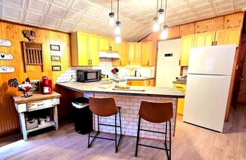 Jefferson Cabin | Charming Barn Retreat Surrounded by Nature Near Lake O the Pines in Texas