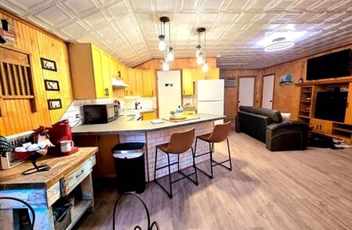 Jefferson Cabin | Charming Barn Retreat Surrounded by Nature Near Lake O the Pines in Texas