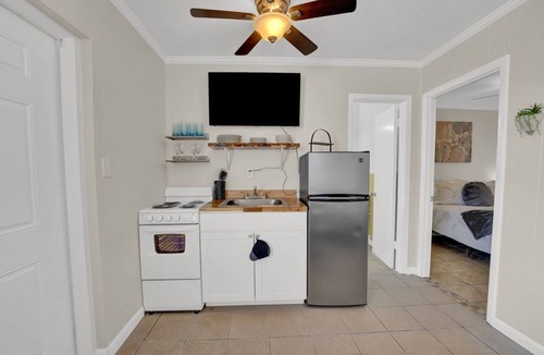 Crescent Beach Apartment | Charming Beach Retreat | Sleeps 5 Comfortably