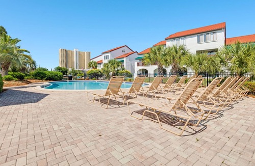 Silver Sands Beach Apartment | Charming Beach Studio With Pool