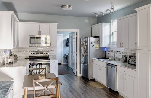Florida Area House | Charming Blue Retreat with gym, EV, king bed