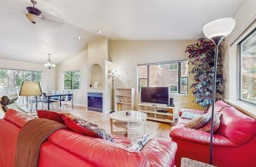 Bijou Park Acres House | Charming Cabin Home with Fireplace W&D Enclosed Backyard