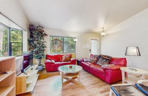 Bijou Park Acres House | Charming Cabin Home with Fireplace W&D Enclosed Backyard