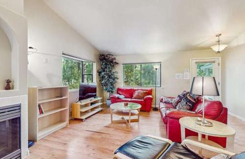 Bijou Park Acres House | Charming Cabin Home with Fireplace W&D Enclosed Backyard