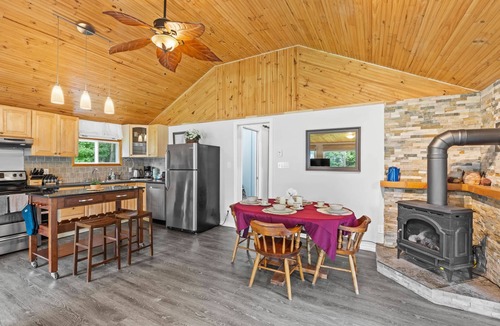 Lyndhurst House | Charming Cabin w Large Yard—Near Rideau Lakes