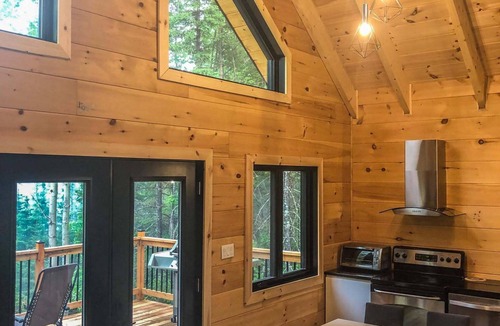 La Baie Ski Chalet | Charming Cabin with Lake View