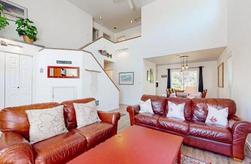Manzanita House | Charming cabin with patio firepit fast WiFi full kitchen & W&D