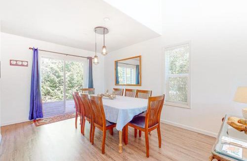 Manzanita House | Charming cabin with patio firepit fast WiFi full kitchen & W&D