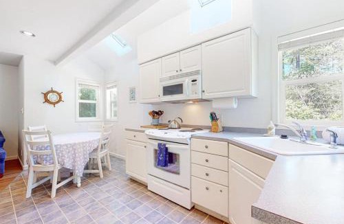 Manzanita House | Charming cabin with patio firepit fast WiFi full kitchen & W&D